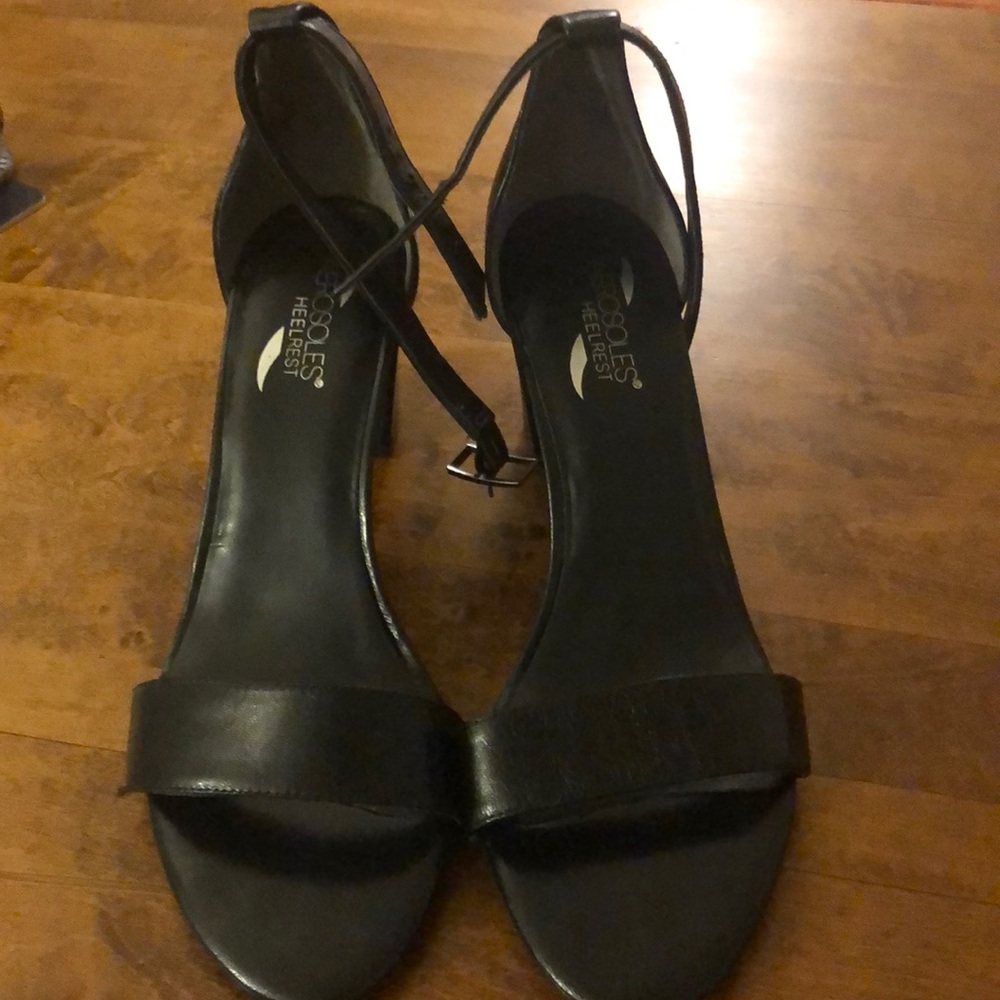 Size 11 Aerosole heel rest black sandals